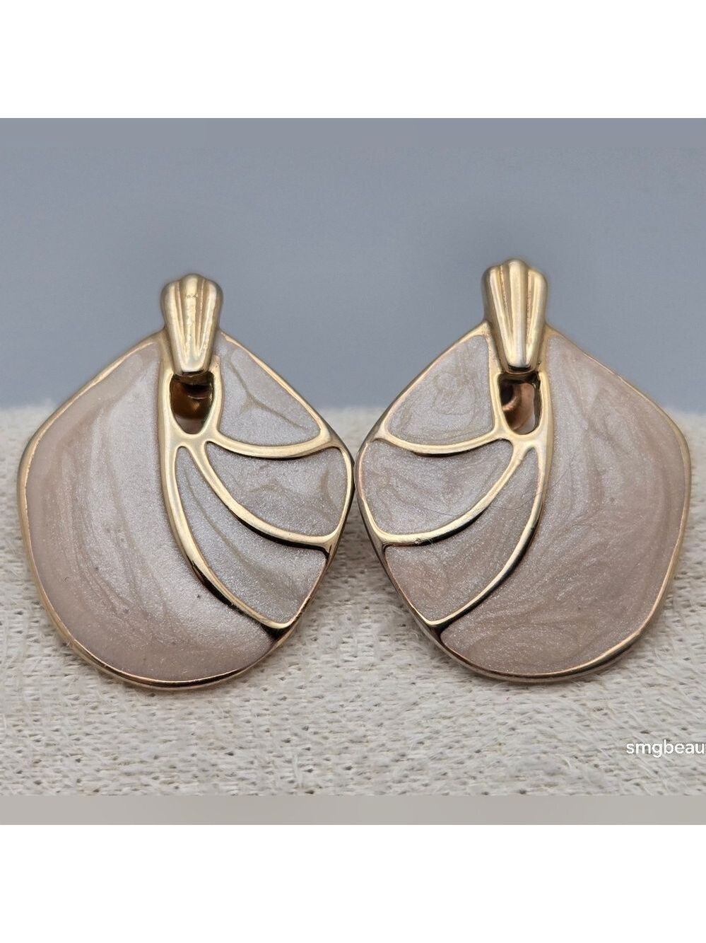 ✨2/$10✨ Gold-Tone White Enamel Stud Earrings Vintage Excellent Condition 1" Long